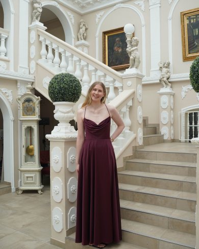 Abendkleid in dem Farbton Beere für den Herbst bei Laue Festmoden