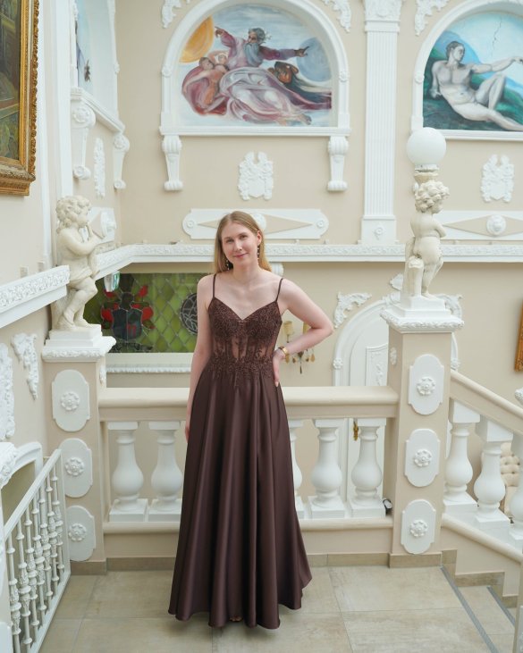 Abendkleid in dem Farbton Schokoladenbraun für den Herbst bei Laue Festmoden