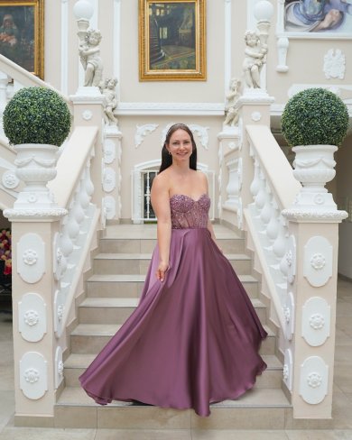 Abendkleid in dem Farbton Pflaume für den Herbst bei Laue Festmoden