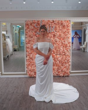 Clean Chic Brautkleid bei Laue Festmoden