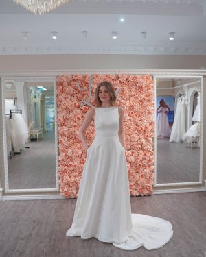 Clean Chic Brautkleid bei Laue Festmoden