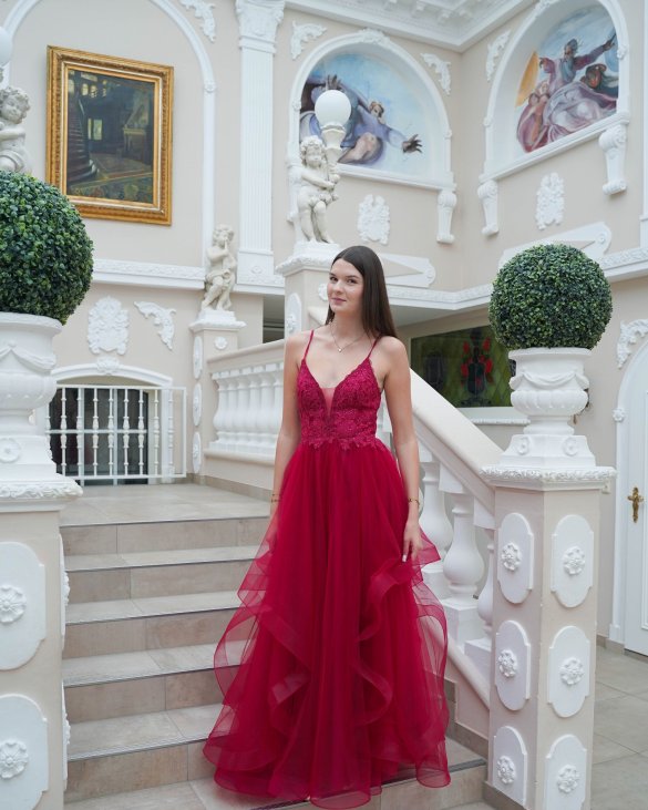 Abendkleid in dem Farbton Rot- & Beeretöne für den Herbst bei Laue Festmoden