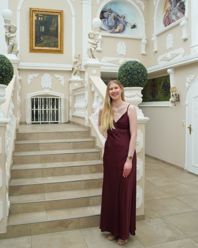 Abendkleid in dem Farbton Beere für den Herbst bei Laue Festmoden