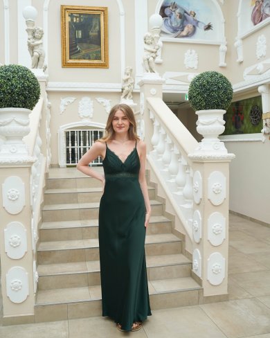 Abendkleid in dem Farbton Tannengrün für den Herbst bei Laue Festmoden
