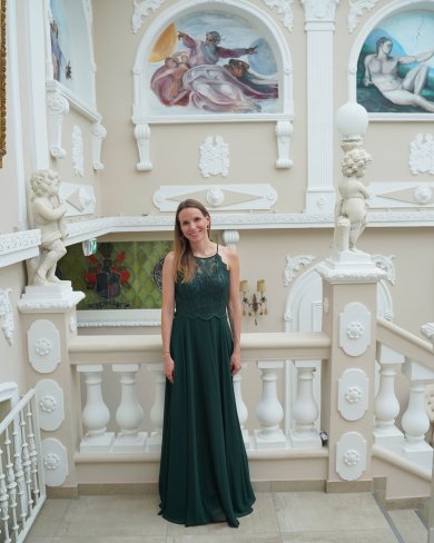 Abendkleid in dem Farbton Tannengrün für den Herbst bei Laue Festmoden