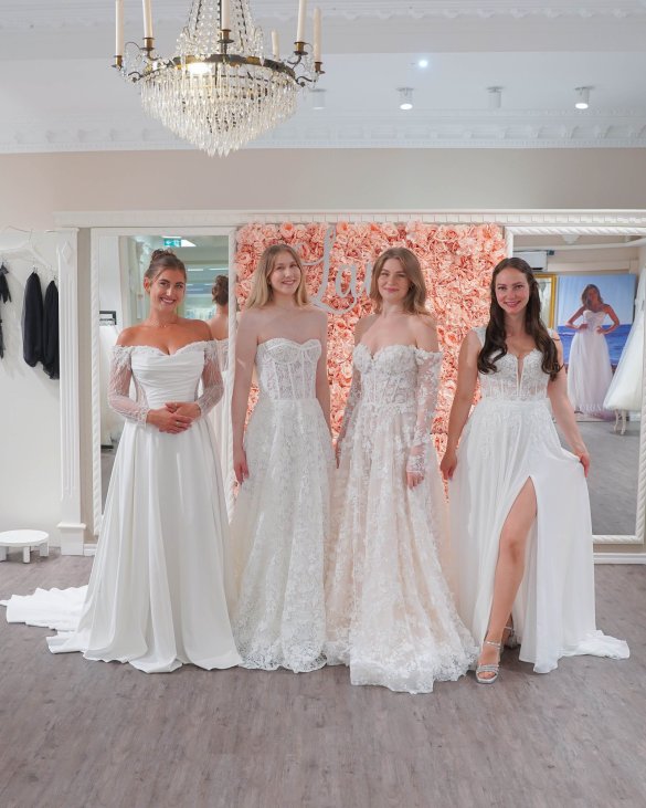 Modelle tragen verschiedenen Brautkleid-Stile