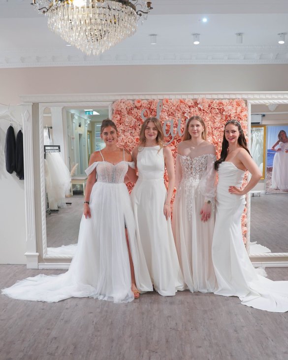 Modelle tragen verschiedenen Brautkleid-Stile