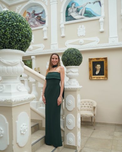 Abendkleid in dem Farbton Tannengrün für den Herbst bei Laue Festmoden