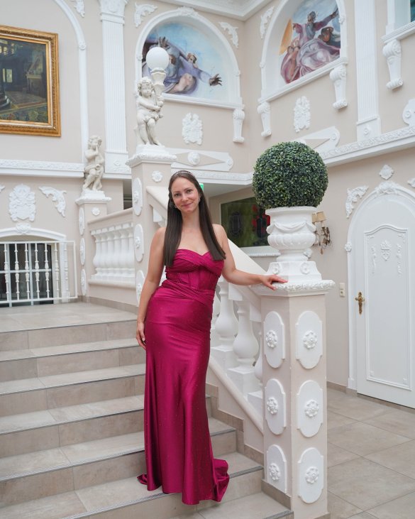 Abendkleid in dem Farbton Rot- & Beeretöne für den Herbst bei Laue Festmoden